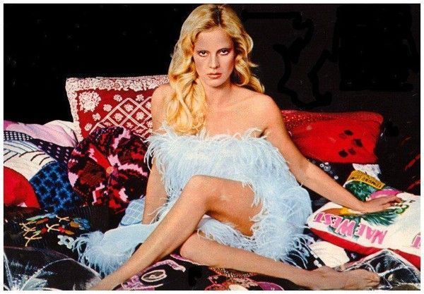 robe à plumes bleue